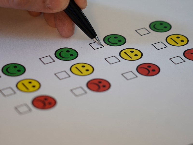 green, red, and yellow emoticons for a survey. (survey bias)