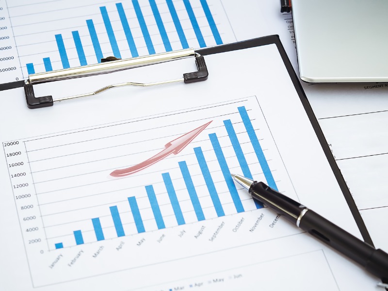 image of a bar graph with rising numbers. qualitative vs quantitative research